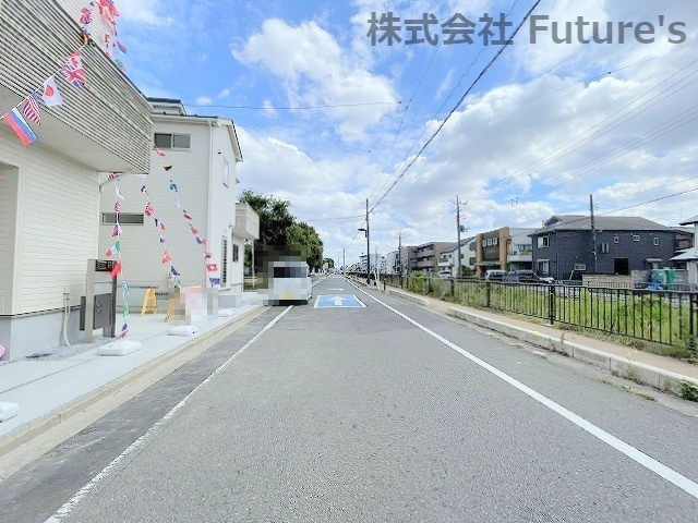 八潮市中央3丁目　新築戸建　全２棟　１号棟の前面道路含む現地写真|前面道路・西側6.0ｍです。