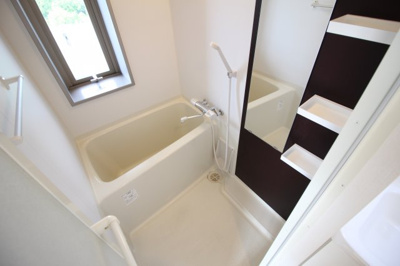 【浴室】 | ラシーヌ阿倍野 | 窓付きの浴槽☆オシャレなアクセントと大きな鏡付き