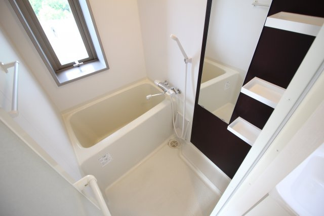 【浴室】 | ラシーヌ阿倍野 | 窓付きの浴槽☆オシャレなアクセントと大きな鏡付き