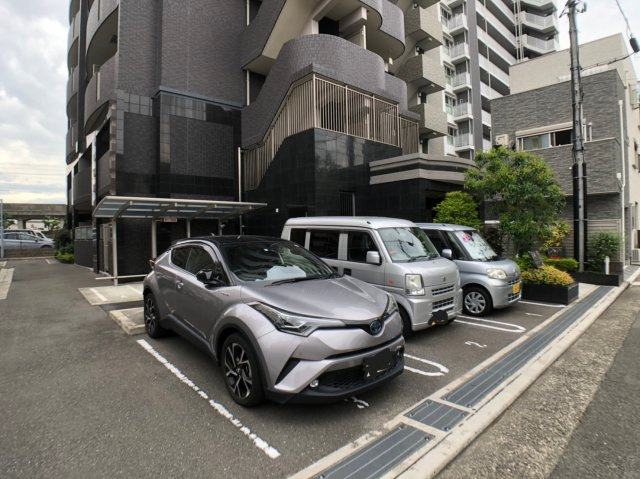 スぺチアーレ　桜ケ丘の駐車場