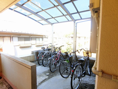 【その他共用部分】 | プラザUSA柿生 | 屋根付きの駐輪場で雨が降っても大切な自転車が濡れなくてすみますね♪荷物が重いときに自転車があれば助かりますね！