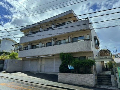 【外観】 | プラザUSA柿生 | 小田急線「柿生」駅まで徒歩9分！鉄筋コンクリートの3階建てマンションです♪通勤通学はもちろん、お買い物やお出かけにもGood☆