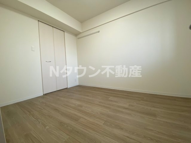 【居間・リビング】 | ドゥナーレ辻町 | こちらのリビングで趣味の時間をお楽しみください