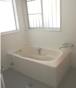 【浴室】 | 明るい浴室です。窓もあり風通しも楽にできます。