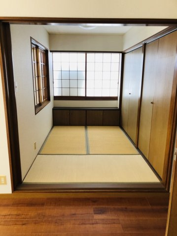 【和室】 | お部屋の奥側に低いラックがありテレビなど設置に大変便利です。