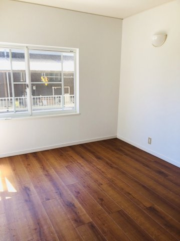 【洋室】 | シックなフローリングに採光が入り明るい居室になっています。