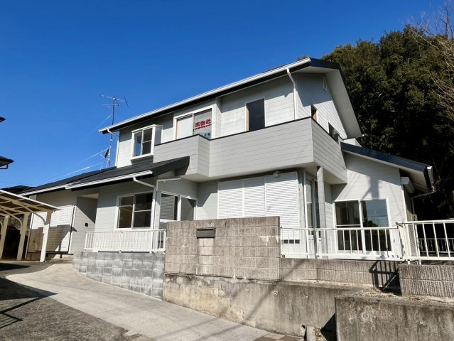 【外観】 | 広々駐車場　ブルーグレーのおしゃれな外観です！