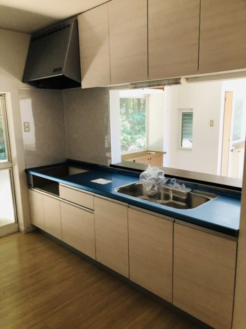 【キッチン】 | カウンターキッチンでリビングの様子が見渡せます。