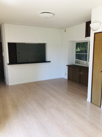 【居間・リビング】 | 日当たり良好　17.5帖の広々リビングには吹き抜けの小上がり和室続き