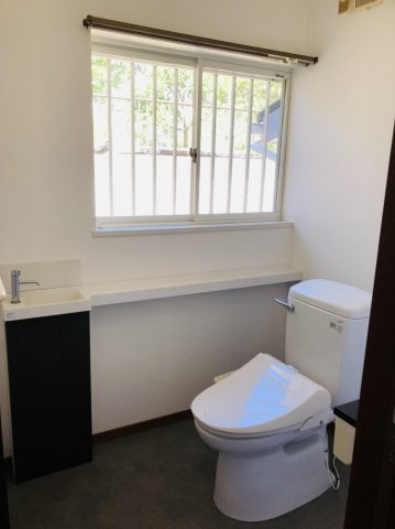 【トイレ】 | 採光もあり明るいお手洗いです。