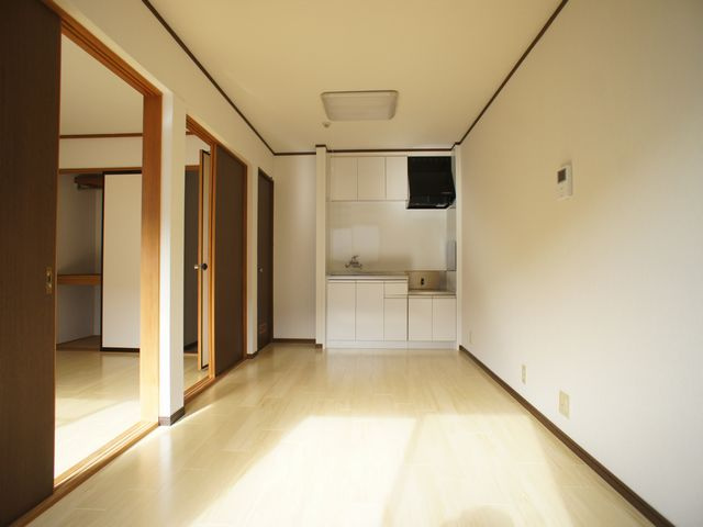 【居間・リビング】 | 塚原マンションA | 快適に過ごせるエアコンが付いています♪