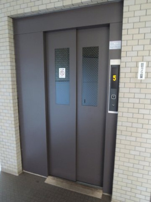 【その他共用部分】 | コスモ大倉山壱番館 | エレベーターです。
買い物や荷物がたくさんある時に嬉しいですね。