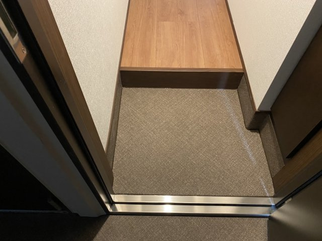 ウェルコート四つ木の玄関