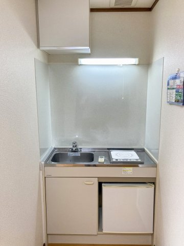 【キッチン】 | 東田荘A棟 | IHコンロのキッチン・ミニ冷蔵庫付き