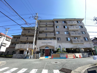 【外観】 | グローバル富雄 | 駅まで平坦地５分です。眺望も良く、天気の良い日には吉野の山々、季節によってはウグイスの鳴き声が聞こえます。近くに百円均一、スーパー、惣菜屋、お肉屋、診療内科、小児科、歯医者等があり、非常に便利です。
