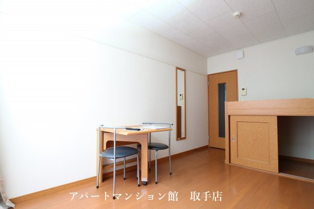 レオパレスシャイニーハイツＮの居間・リビング