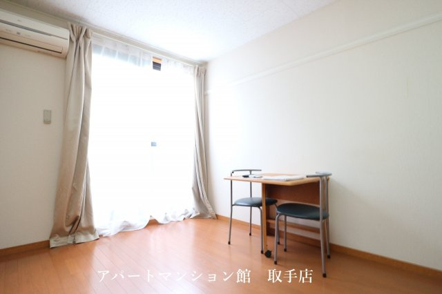 レオパレスシャイニーハイツＮの居間・リビング