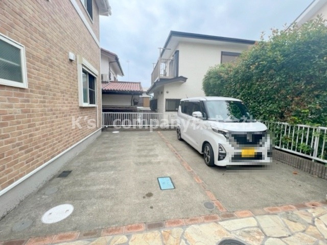 中郡二宮町山西　中古戸建の駐車場|並列2台駐車可能