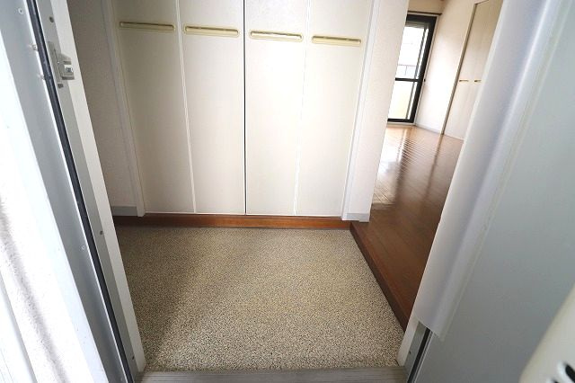 パークサイドアサヒC棟の玄関