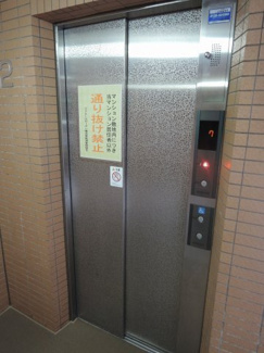 【その他共用部分】 | お買い物時やベビーカーの出し入れに便利なエレベーター付です。