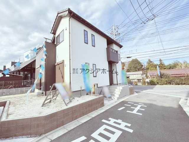 飯能市平松・全4棟　新築未入居一戸建て　1号棟　の前面道路含む現地写真