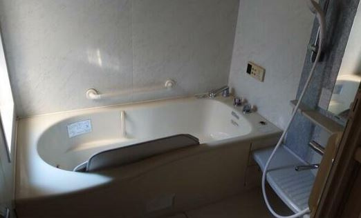 【中古】日高市下鹿山事務所付き中古住宅の浴室|日々の暮らしに欠かせないお風呂です