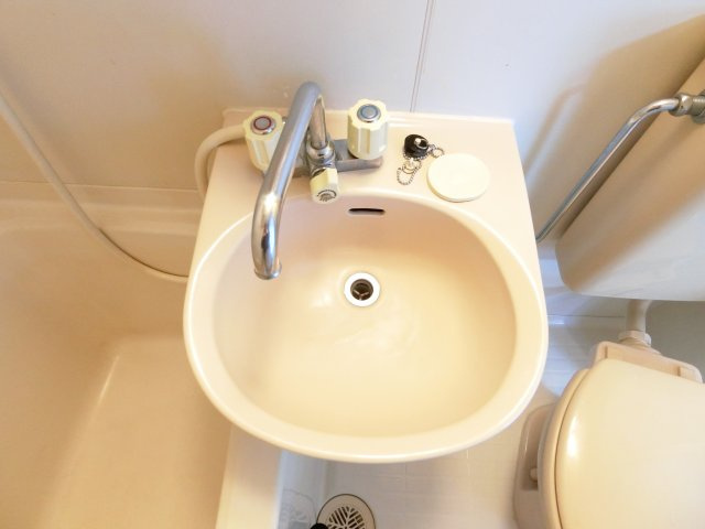 エステート松葉喜志ビルの独立洗面台|別部屋の参考写真