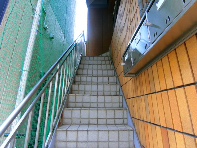 エステート松葉喜志ビルのエントランス