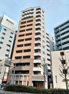 【外観】 | ダークブラウンとオフホワイトのタイル貼りの外観。新御堂筋に近い住宅地に建つ14階建てのマンションです。2003年2月竣工。