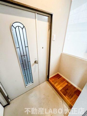 昭和ビルの玄関