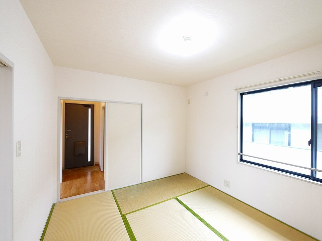 プレミール深田の寝室|広くて明るい寝室