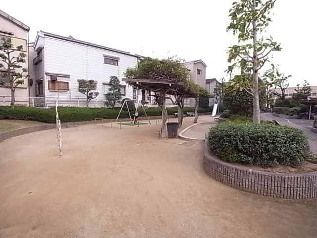 シャトー・サンパークスクエアのその他共用部分|敷地内公園部分です。綺麗にお手入れがされており、また清閑な住宅街に位置しております。