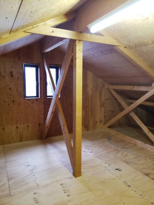 【内装】 | 鳥取市吉成中古戸建て | 屋根裏はなんと人が立っていられる高さがあります！窓もあるので換気も出来ます