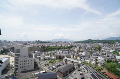 【展望】 | グランソシエ五日市（リフォーム済） | 【瀬戸の島々の眺望！】
瀬戸の島々が見通せる本物件。
西側は宮島方面、東側は宇品港方面。
残念なのは、宮島の花火大会が終了してしまったことです。。。
が、しかし瀬戸の情景も疲れを癒してくれます！
