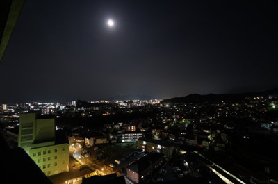 【展望】 | グランソシエ五日市（リフォーム済） | 【Night View】
物件からの夜の景色は、隠れ夜景スポットのよう。
お仕事から疲れて帰ってきて、この夜景を楽しめるのも
この立地ならでは。
もう少し早い時間のサンセット夜景もキレイかも。