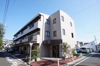 【外観】 | １階は倉庫付事務所となっています。閑静な住宅地でララガーデンまで歩いていける好立地な場所にあります。