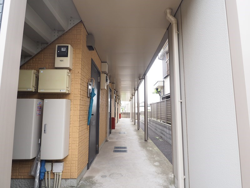 1階廊下スペース。雨除けにもなります★