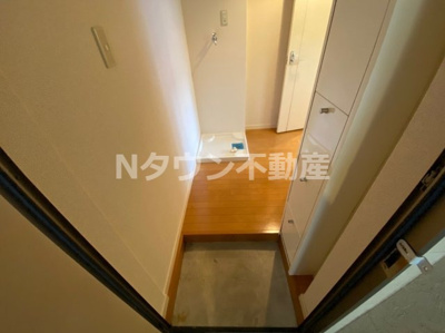 【玄関】 | ネスト栄生 | 明るい玄関です