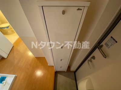 【玄関】 | ネスト栄生 | 収納もある玄関です