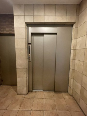 【その他共用部分】 | グランパーク横浜南 | お買い物時やベビーカーの出し入れに便利なエレベーター付です。