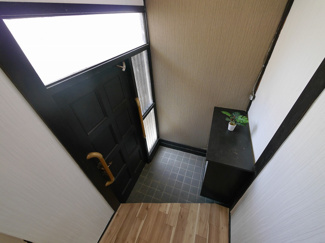 【玄関】 | 下谷上猪ころび戸建　B | 明るい玄関です