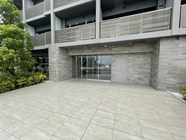 ART RESIDENCE IN OoTAKA-no-MORI　のエントランス