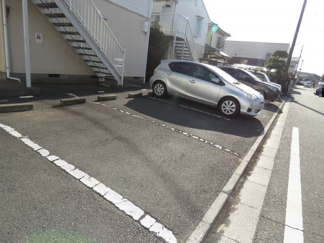 コスモプラザAの駐車場