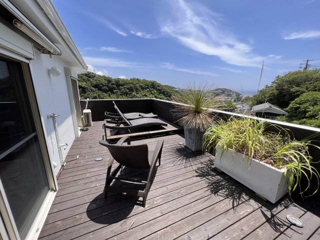 海見え！小坪の丘の上　オーシャンビュー　鉄骨造り　4LDKのバルコニー|開放感ある眺望のバルコニー