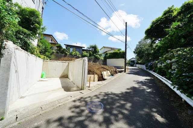 開放感のオープンキッチン、住宅用耐震ボードが採用されたお住まい。の前面道路含む現地写真|北西側が幅員約4.2mの道路に面しています。