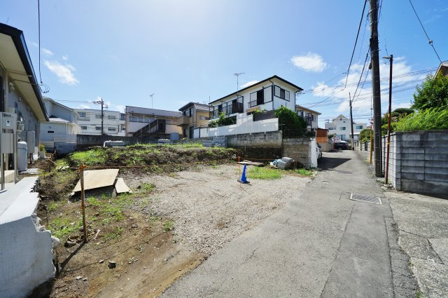 【横浜市旭区市沢町691新築戸建て１号棟】★仲介手数料無料★（市沢小学校・西谷中学校）の前面道路含む現地写真|住環境に配慮された第一種低層住居専用地域です。