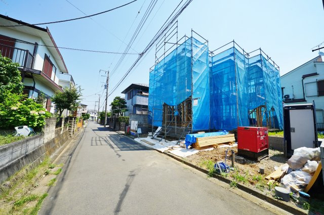 【横浜市保土ケ谷区上菅田町418-36新築戸建て】★仲介手数料無料★（上菅田笹の丘小学校・上菅田中学校）の前面道路含む現地写真|西側が道路に面した立地。