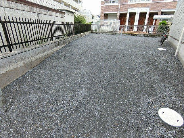 アムールKENの駐車場