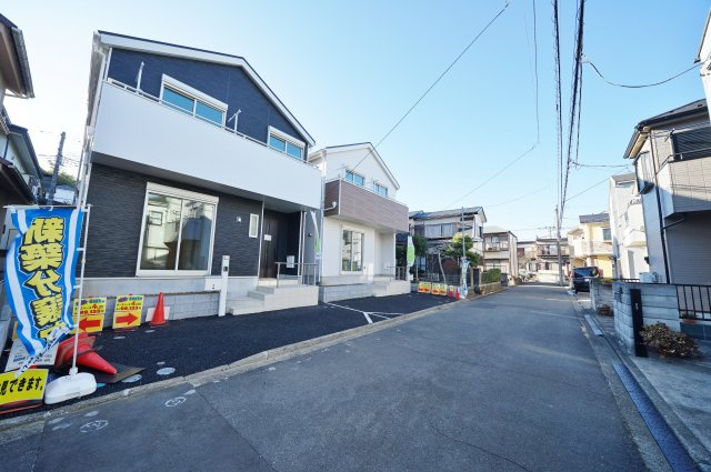 【横浜市旭区白根５丁目10-11新築戸建て２号棟】（白根小学校・鶴ヶ峰中学校）の前面道路含む現地写真|接道幅にゆとりがあるため、開放感良好。