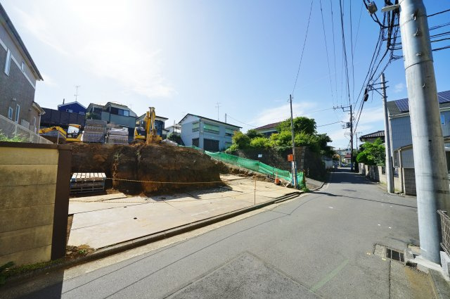 【横浜市旭区上白根２丁目61-22新築戸建て２号棟】★仲介手数料無料★（上白根小学校・旭北中学校）の前面道路含む現地写真|完成が楽しみですね。